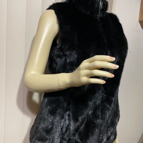Women Medium NWT Faux Fur & Suede Black Vest- Reversible with pockets on both si - Picture 3 of 7